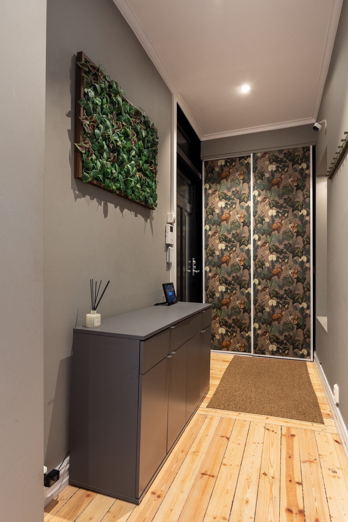 Innbydende entré med plass for klesoppheng og oppbevaring av sko. Galleribilde