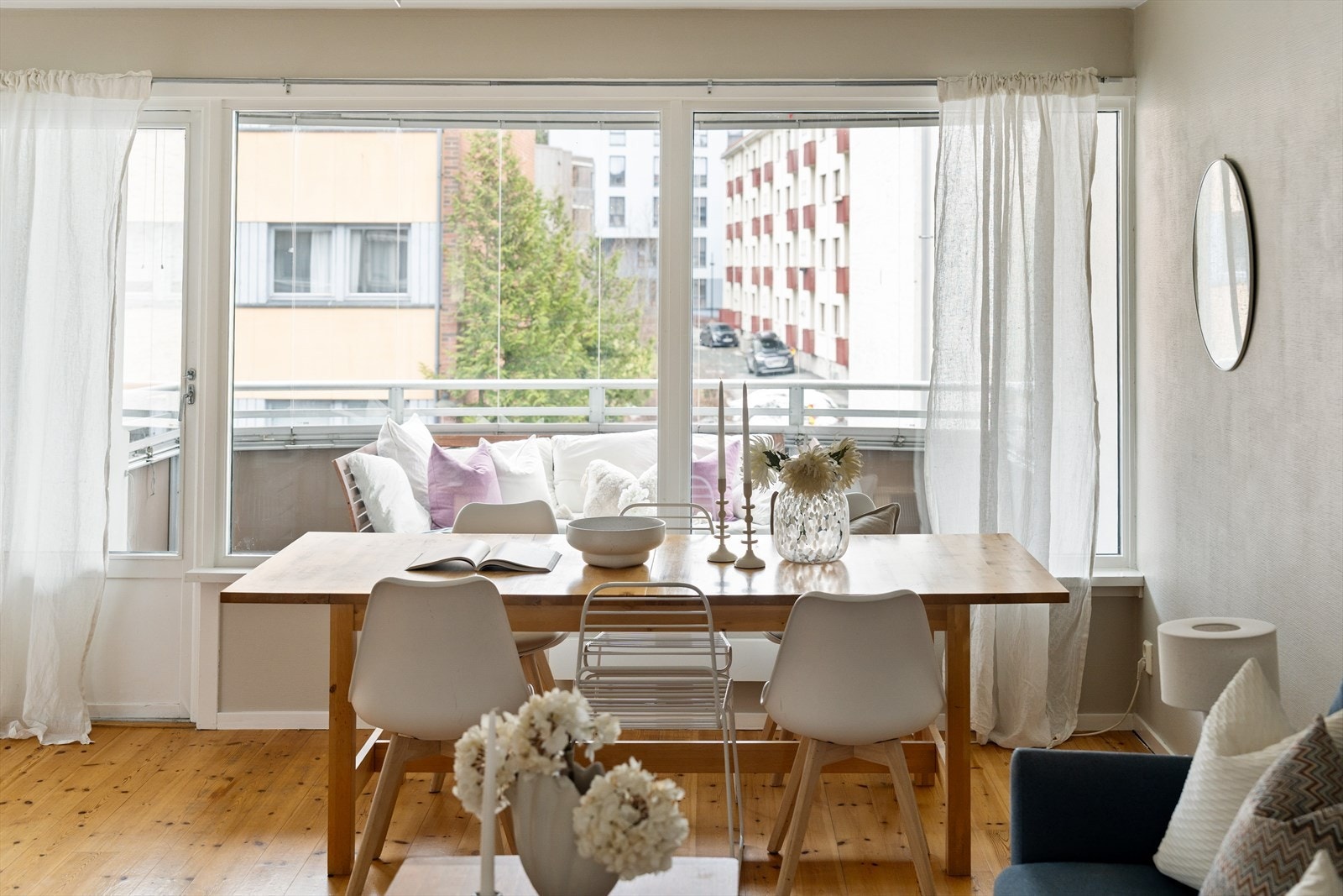 Felleskostnadene inkluderer store deler av bokostnadene med betjening av andel fellesgjeld, internett, kabel-tv, kommunale avgifter, felles bygningsforsikring og diverse vedlikehold/drift iht. regnskap. Galleribilde