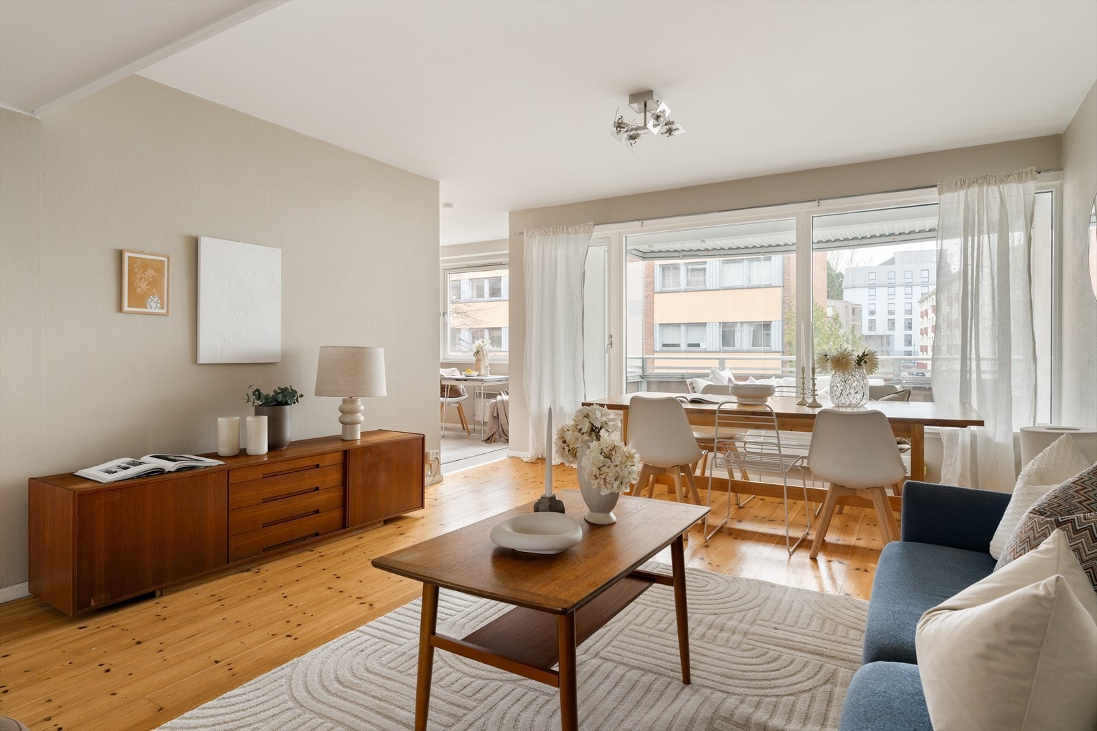 Leiligheten ligger i høy andre etasje og inneholder: Entré, gang, toalettrom, stue/spisestue, kjøkken, bad og fire soverom. Galleribilde