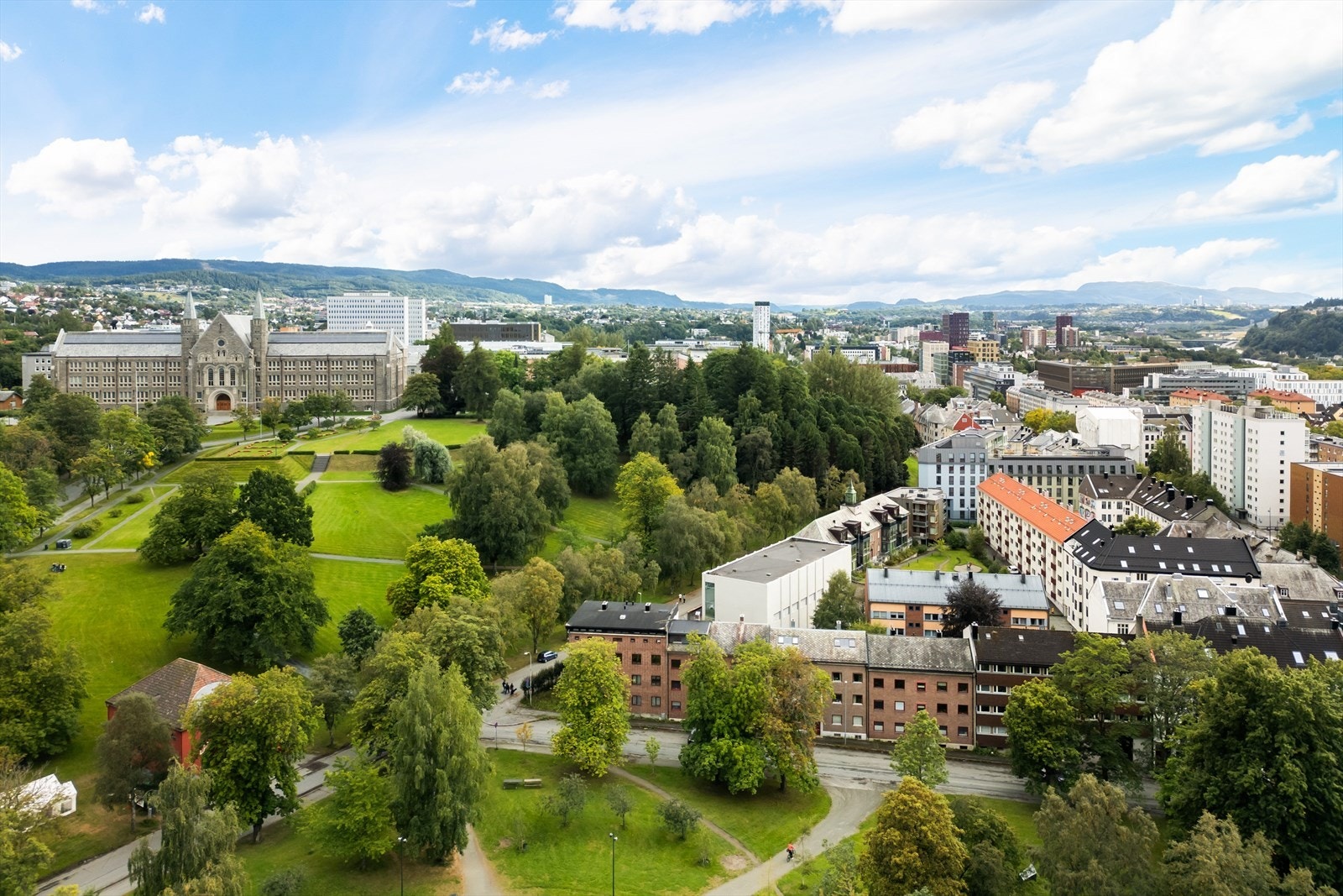 Her får man en praktisk beliggenhet i forhold til flere studie- og arbeidssteder. Beliggenheten er rett ved NTNU Gløshaugen med gangavstand også til Handelshøyskolen, SINTEF og St. Olavs. For deg som er student er dette utvilsomt midt i smørøyet. Galleribilde