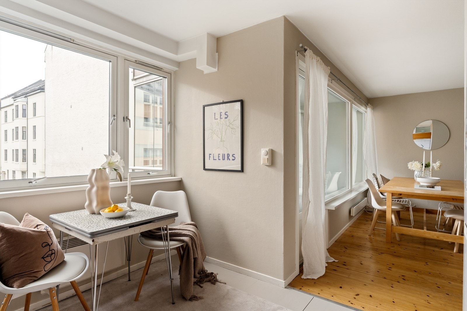 Rett utenfor bygget ligger bussholdeplass med hyppige avganger inn til sentrum på ca. 5 minutter. Flybussen går også forbi her som gjør det svært praktisk å komme seg til og fra flyplassen. I oppgangen er det felles sykkelbod. Galleribilde