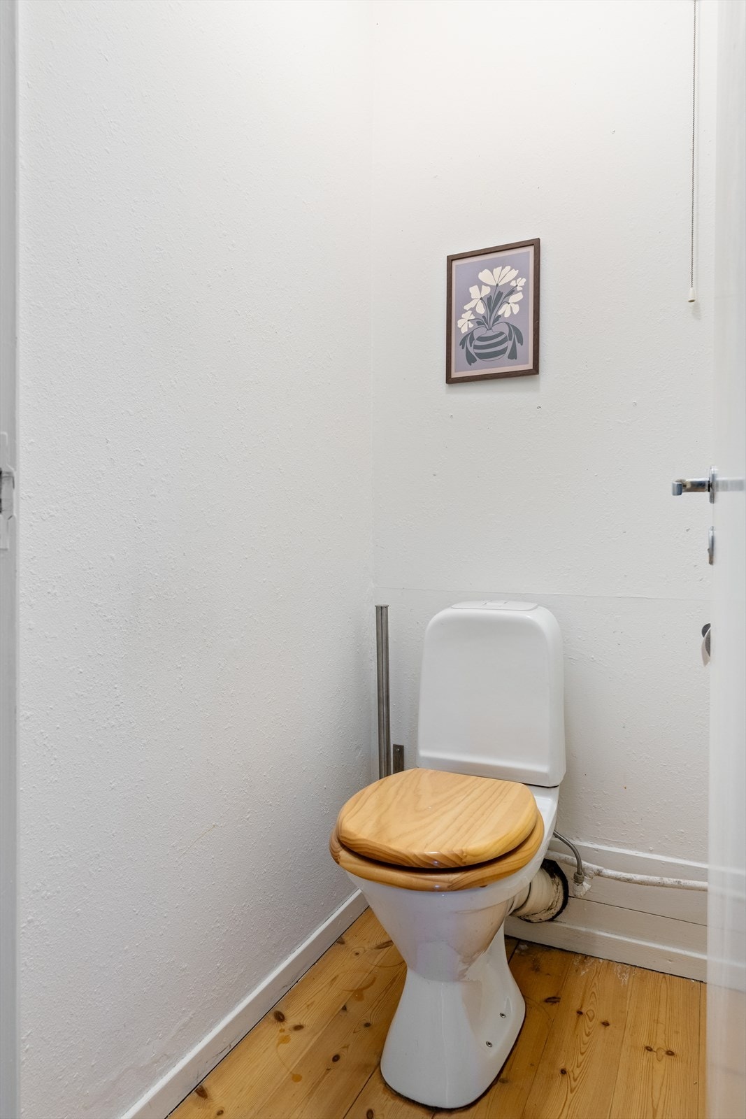 Med eventuelt flere i leiligheten er det også kjekt med et separat toalettrom. Galleribilde