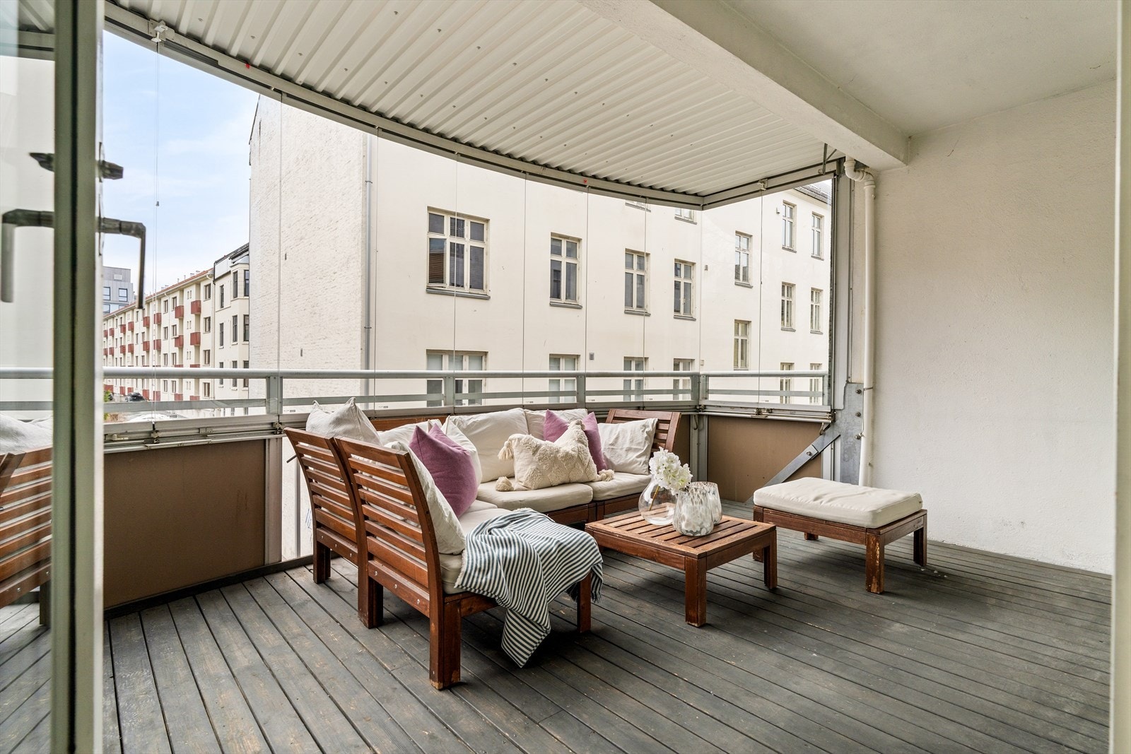 Balkongen vender mot sør og ut mot en skjermet bakgård. Her titter solen inn fra tidlig morgen. En innglasset balkong gir mye glede, et uterom og enda flere koselige stunder. Øverste halvdel kan åpnes fullstendig på varme sommerdager. Galleribilde