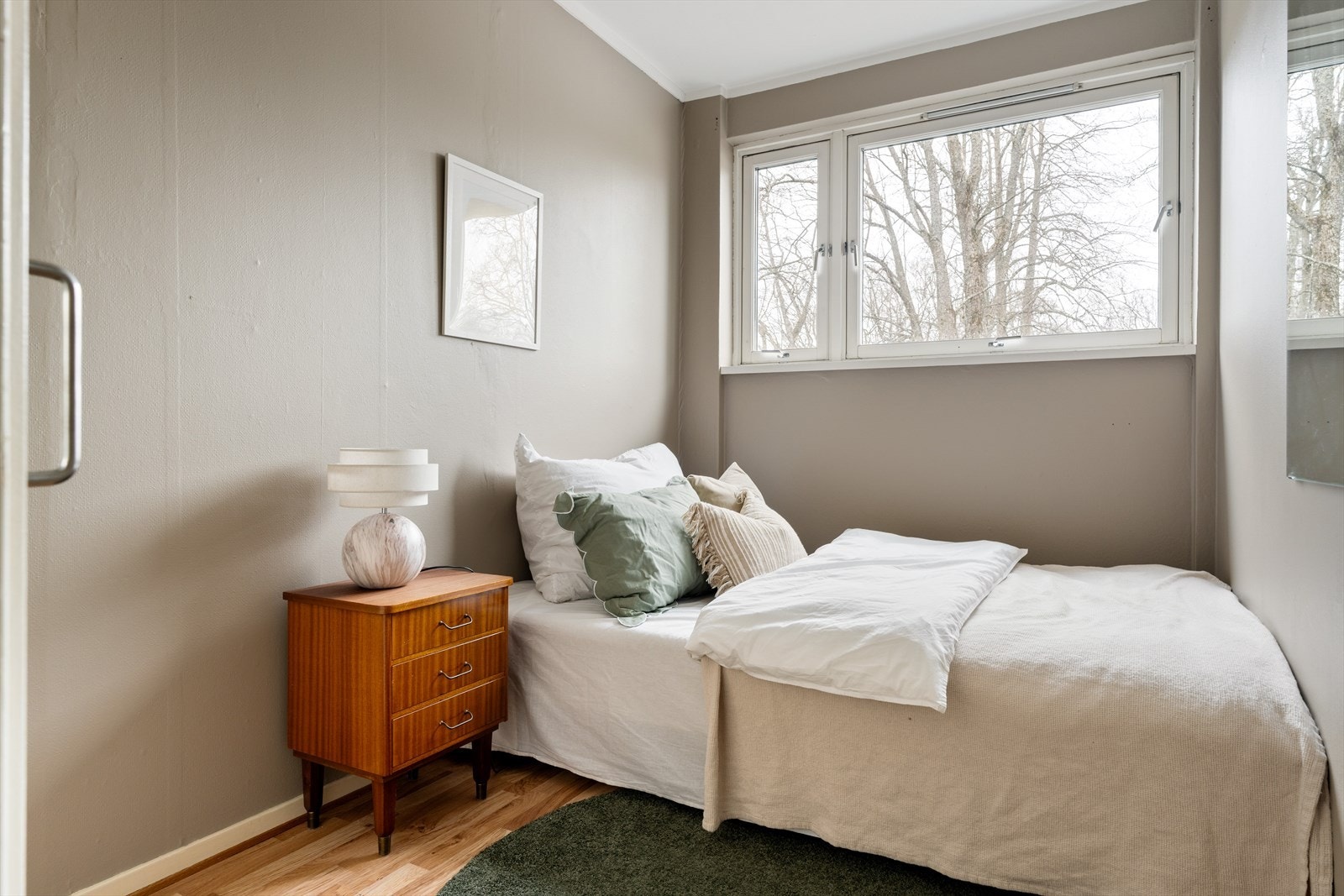 Det gir plass til seng og kontorpult. Leiligheten passer seg perfekt for den som ønsker et ekstra hyggelig regnestykke ved å leie ut et noen soverom. Galleribilde