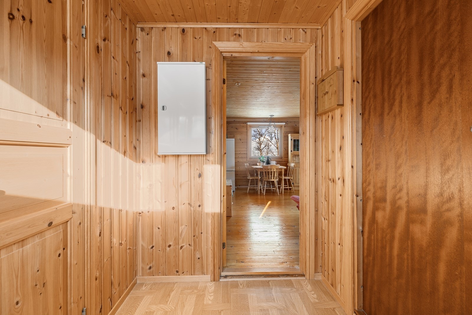 Elektriske installasjon er fra 2009. Sikringsskap med 6 stk automatsikringer og 32A hovedsikring Galleribilde