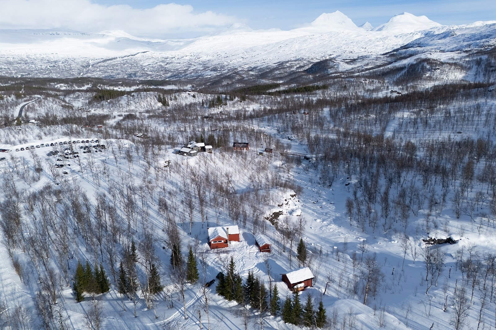 Fritidsbolig med eiet tomt og innlagt strøm ca. 350 m fra Kjellvasskrysset. Eiendommen ligger i naturskjønne
omgivelser like ved Balmielva, med lett tilgjengelighet. Galleribilde
