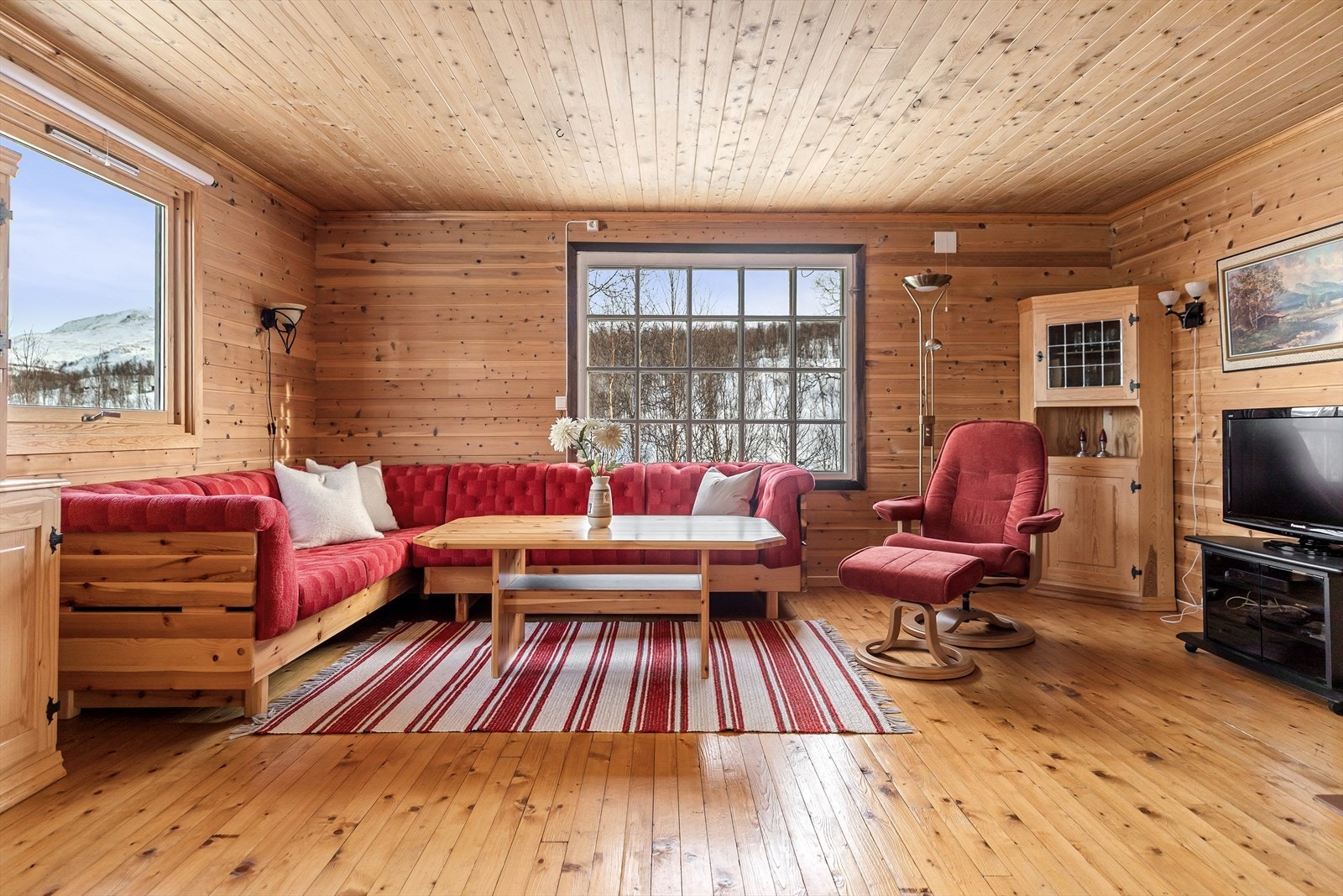 Hytta har en praktisk planløsning og selges nøkkelklar, med møbler og utstyr som blant annet sofa, spisebord, kjøleskap med frys og TV Galleribilde