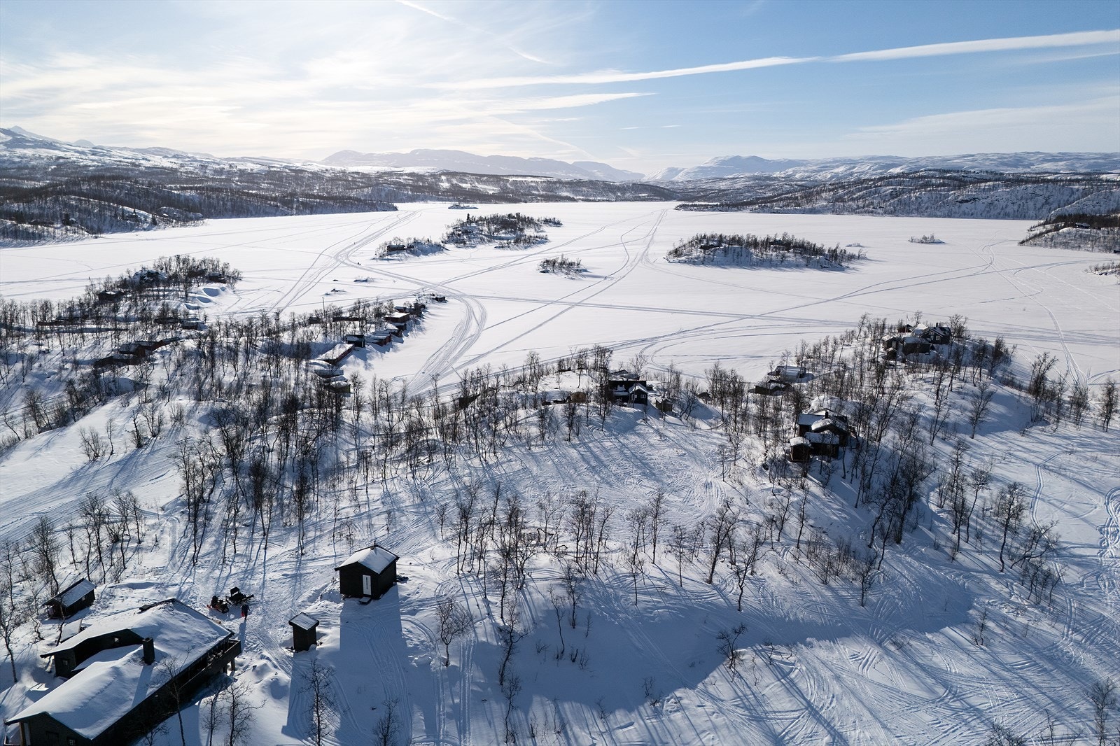 Sulitjelma byr på fantastiske naturopplevelser året rundt, med alt fra alpinbakke og flotte fjelltopper til gruvemuseum. Matbutikk finnes på Sandnes, ca. 7,8 km fra eiendommen
For mer informasjon om området, se visitfauske.no og inatur.no. Galleribilde