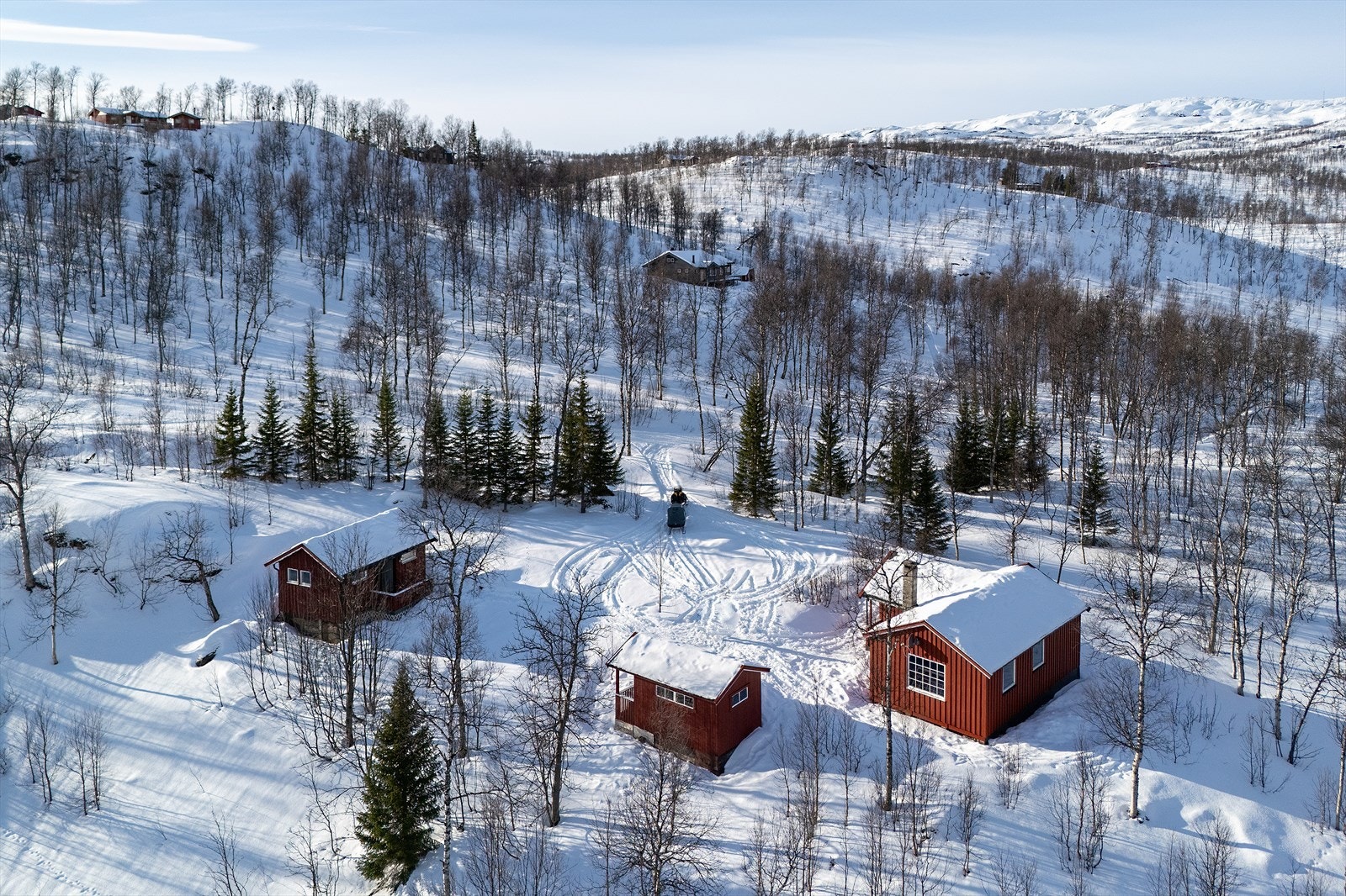 Tunet består av hytte på ca. 46 m², redskapsbod og toalett på 21 m² samt uthus på 10 m².
Redskapsboden har innlagt strøm og gode bruksmuligheter. Galleribilde