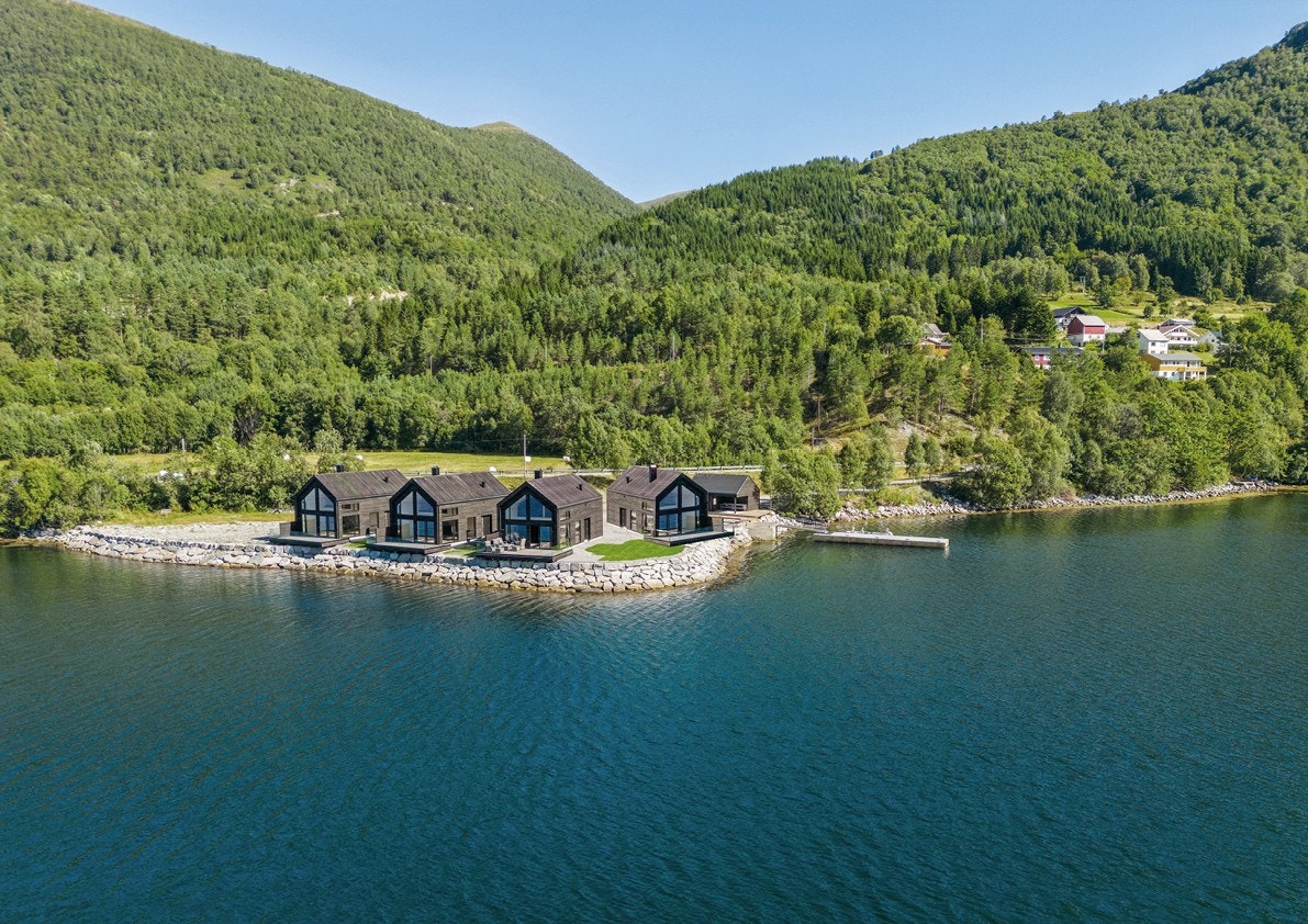 Hytte nr 6 (til høyre) er nå ferdigstilt og klar for innflytning til påske. Galleribilde