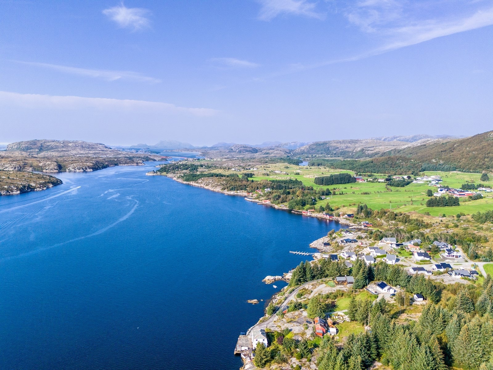 På Sandøyna finner du flotte skogs- og friområder, med både fiskeplasser, turstier og badeplasser i kort avstand fra hytten. Galleribilde