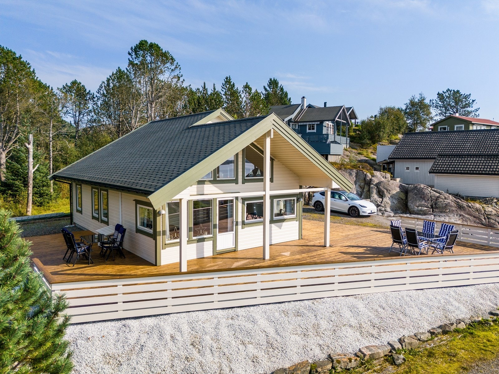 Terrassen strekker seg rundt tre av hyttens sider, som gir gode muligheter til å flytte seg etter solen. Galleribilde