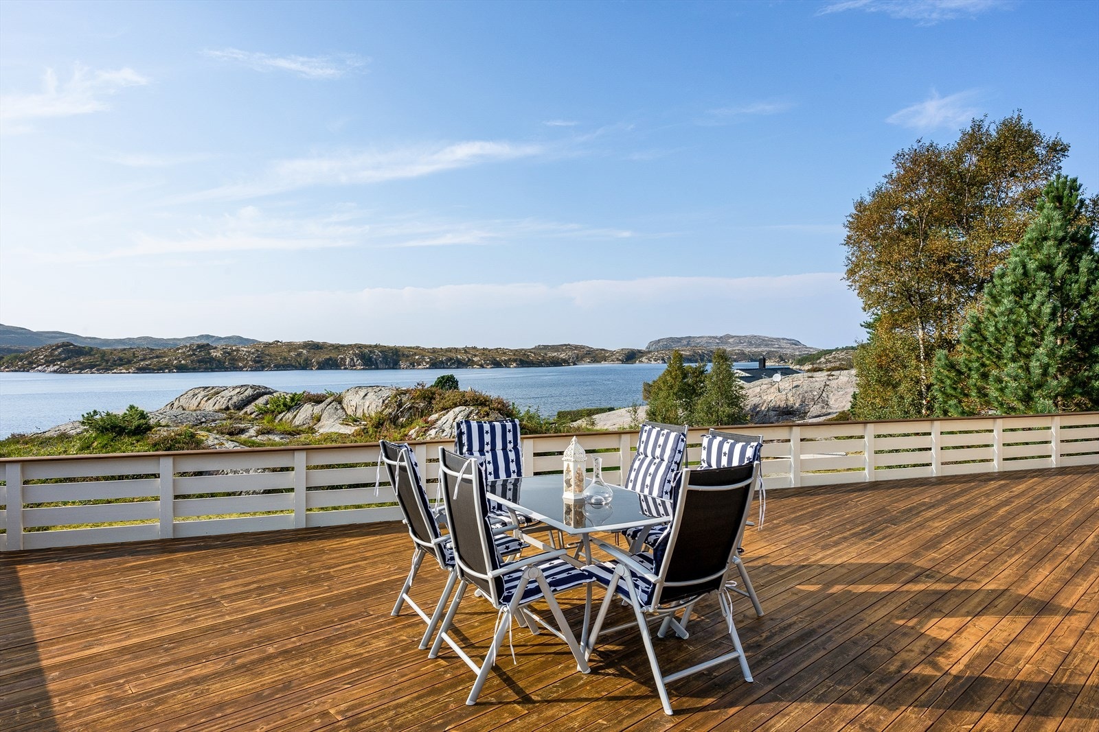Velkommen til Ånnelandsjøen! Her får du en hytte med nydelig utsikt mot fjord og fjell. Med sin store terrasse kan man nyte fine sommersdager til langt på kveld i gode lag. Galleribilde