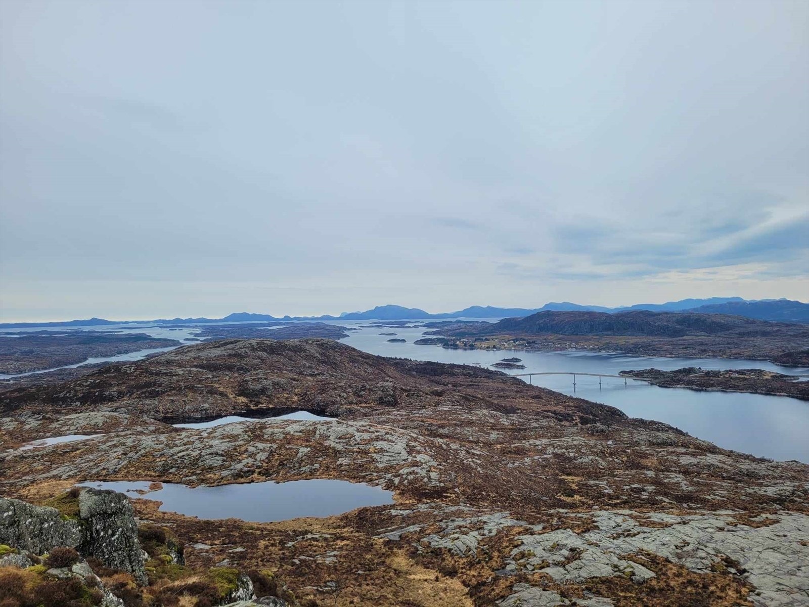 Det er flere turstier i gangavstand fra hytten for de som liker fjell og mark. Galleribilde