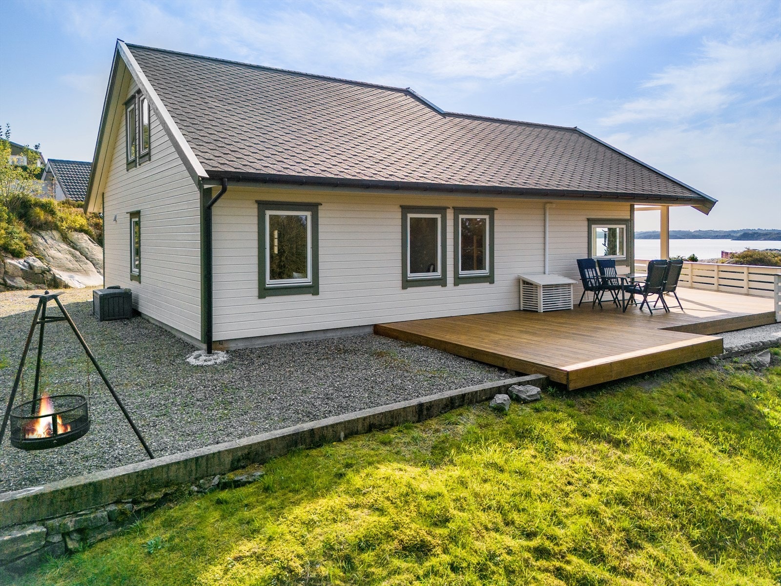 Terrassen kan også innredes i soner, med god plass til utemøbler, grill og beplantning. Galleribilde