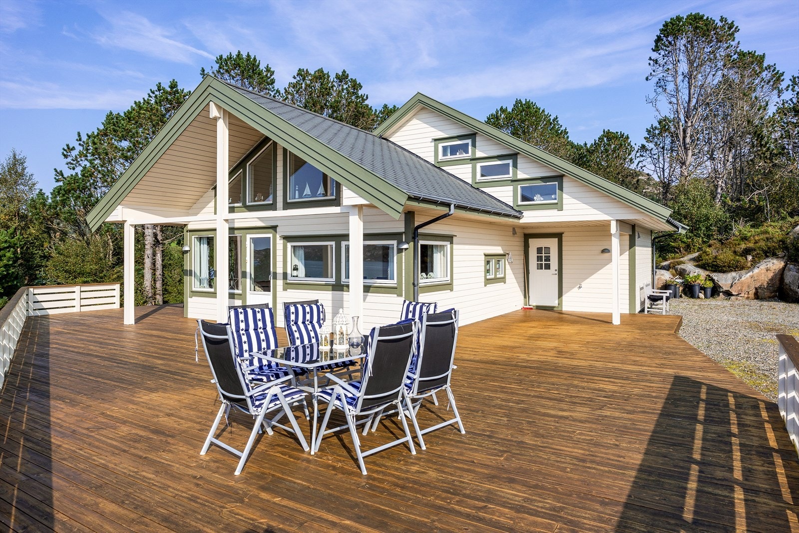 Flott og landlig beliggenhet, med umiddelbar nærhet til sjø og natur. Galleribilde