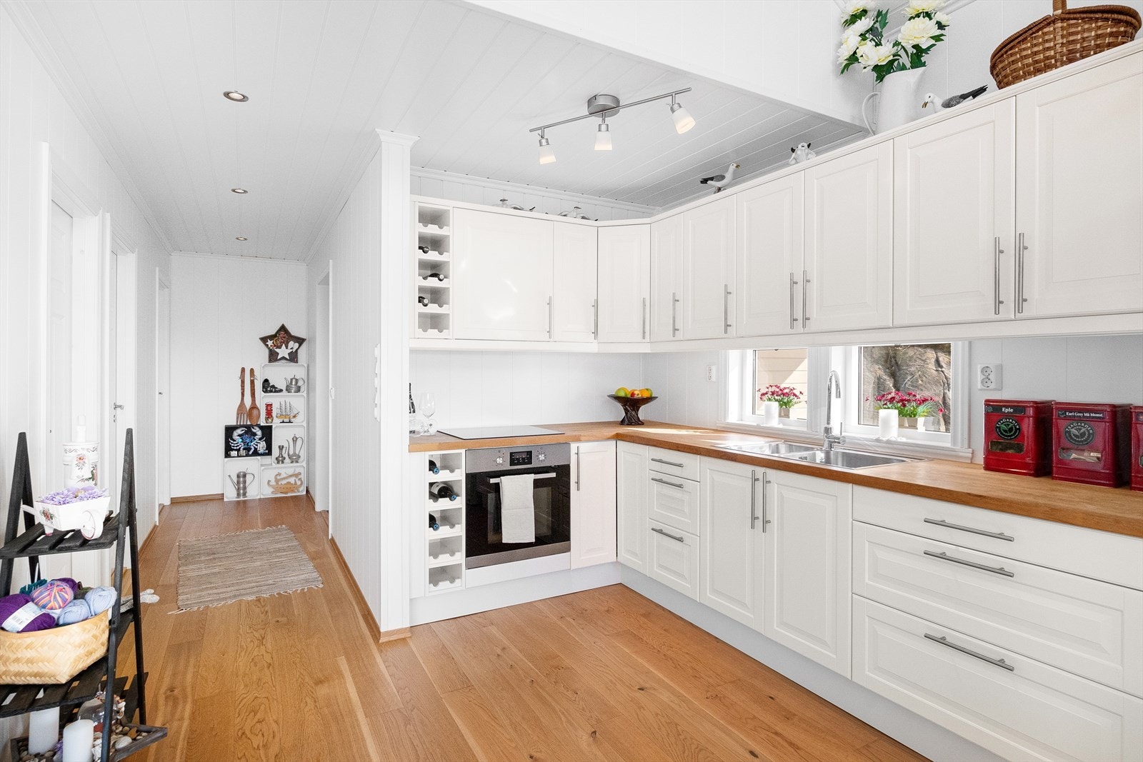 Det er god plass i skuffer og skap, samt godt med arbeidsplass på kjøkkenbenken. Galleribilde