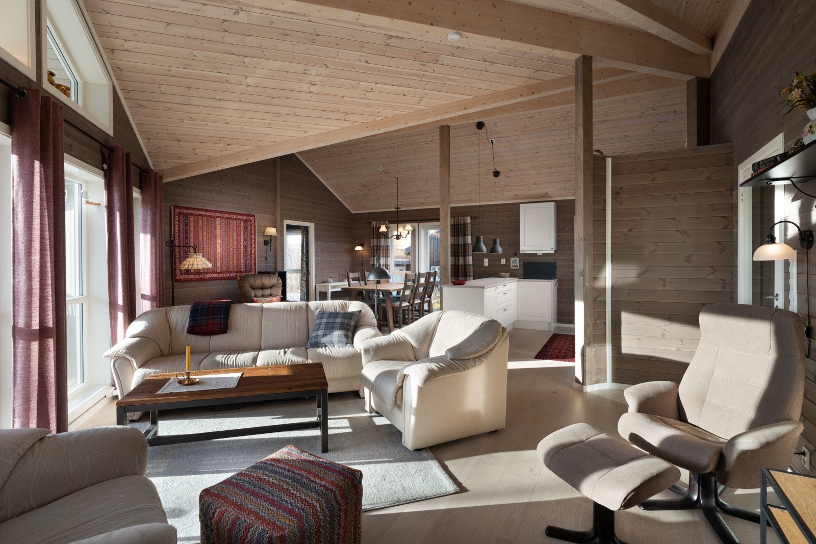 God takhøyde og store vindusflater gir godt med dagslys Galleribilde