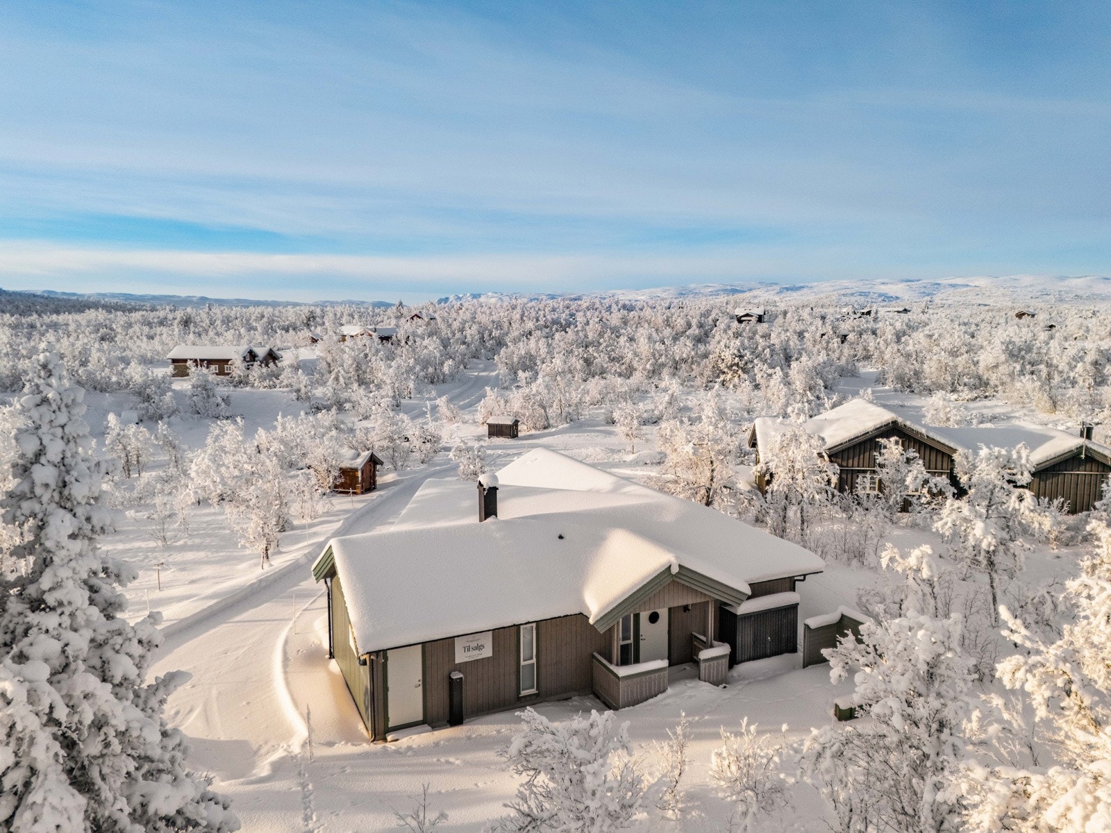 Hytta ligger med en fantastisk utsikt mot Dagalifjell og viddene innover Galleribilde