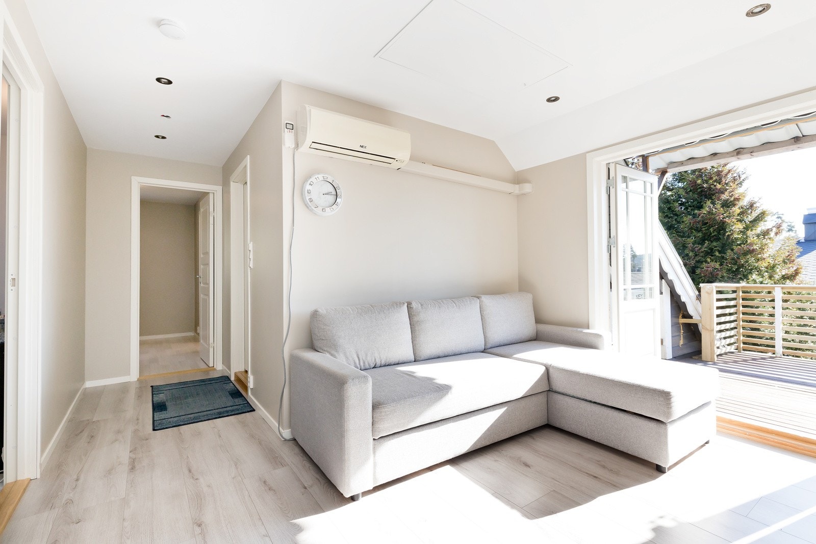 Velkommen opp i loftsstuen. Herfra er det utgang til veranda. Galleribilde