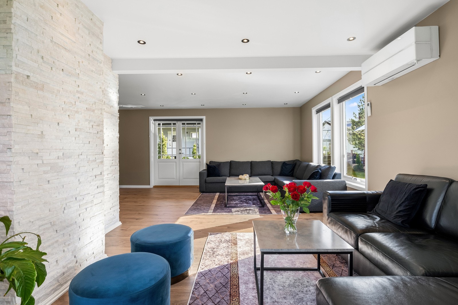 Fra stuen er det utgang til terrassen og hagedelen. Galleribilde