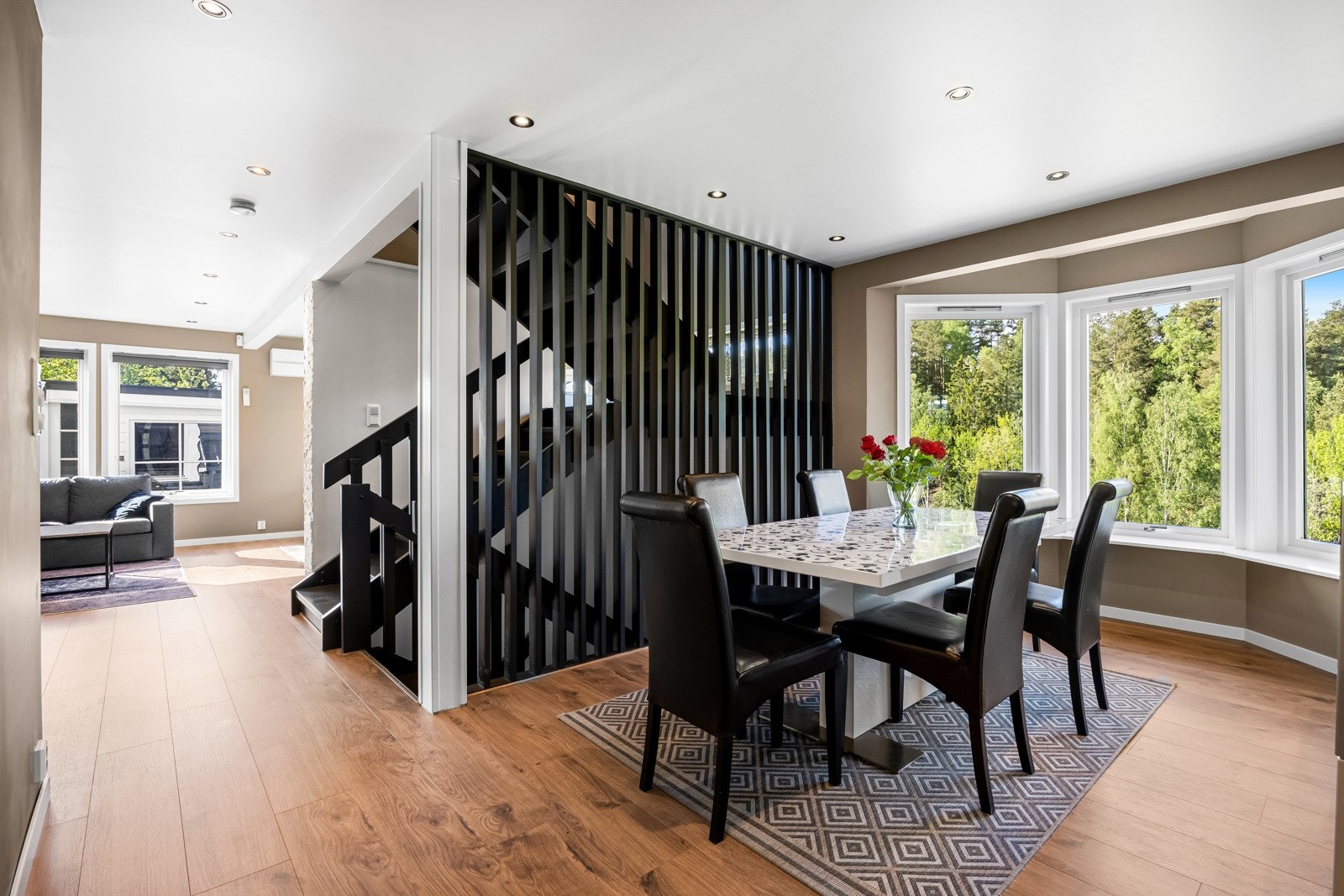 Herfra kommer du deg videre innover i stuepartiet. Galleribilde