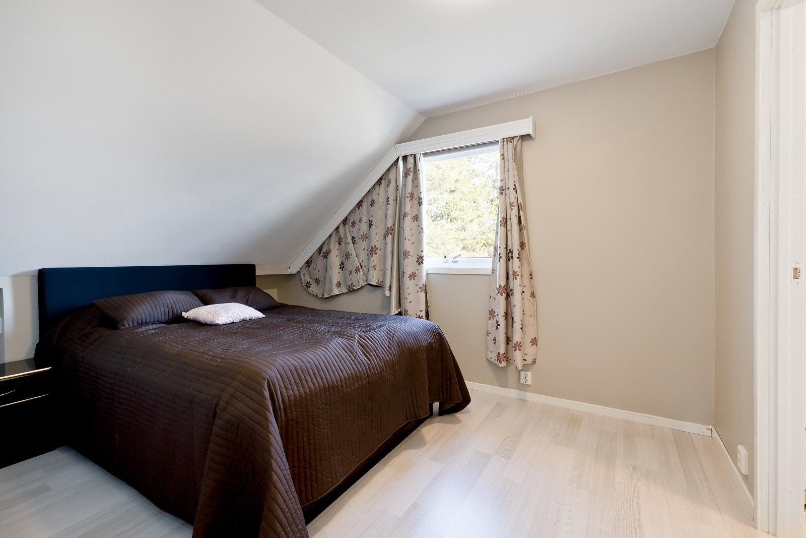 Hovedsoverommet har plass til stor seng og annet møblement Galleribilde