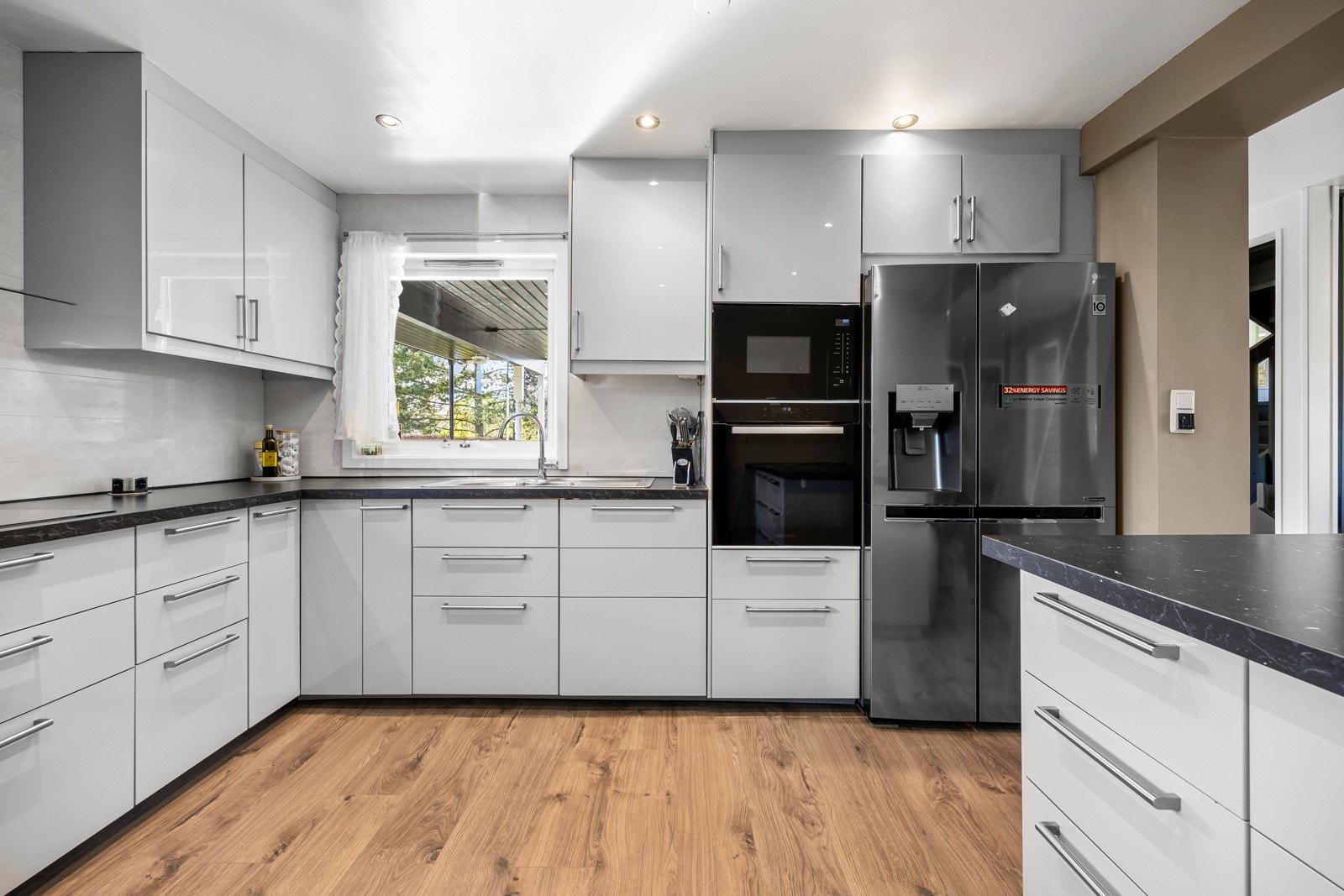 Kjøkkenet har godt med skapplass og benkeplass. Galleribilde