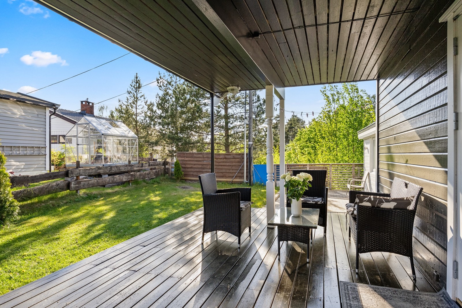 Enkel tilkomst til gressplenen som barne kan leke på. Galleribilde