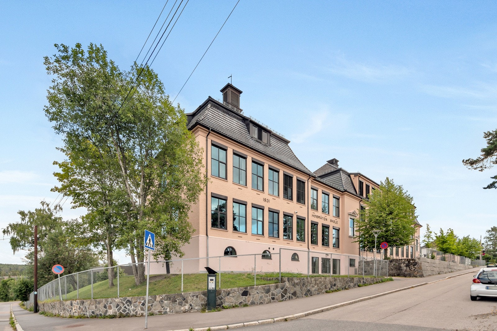 Hoybraten skole ligger i gangavstand unna boligen. Galleribilde