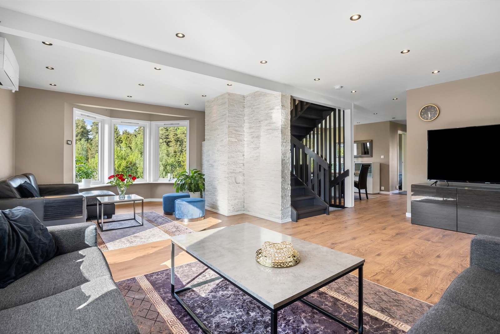 Stuen er idag innredet med to sofagrupper. Galleribilde