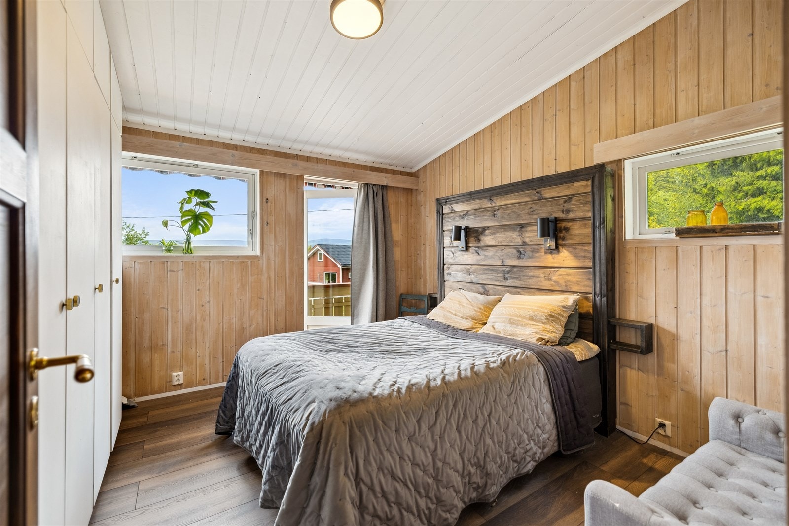 Hovedsoverom med utgang til terrasse - en rolig oase med god garderobeplass. Galleribilde