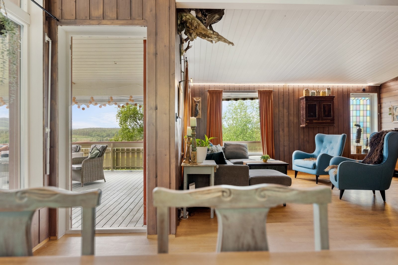 Direkte utgang fra stue til en overbygget terrasse Galleribilde