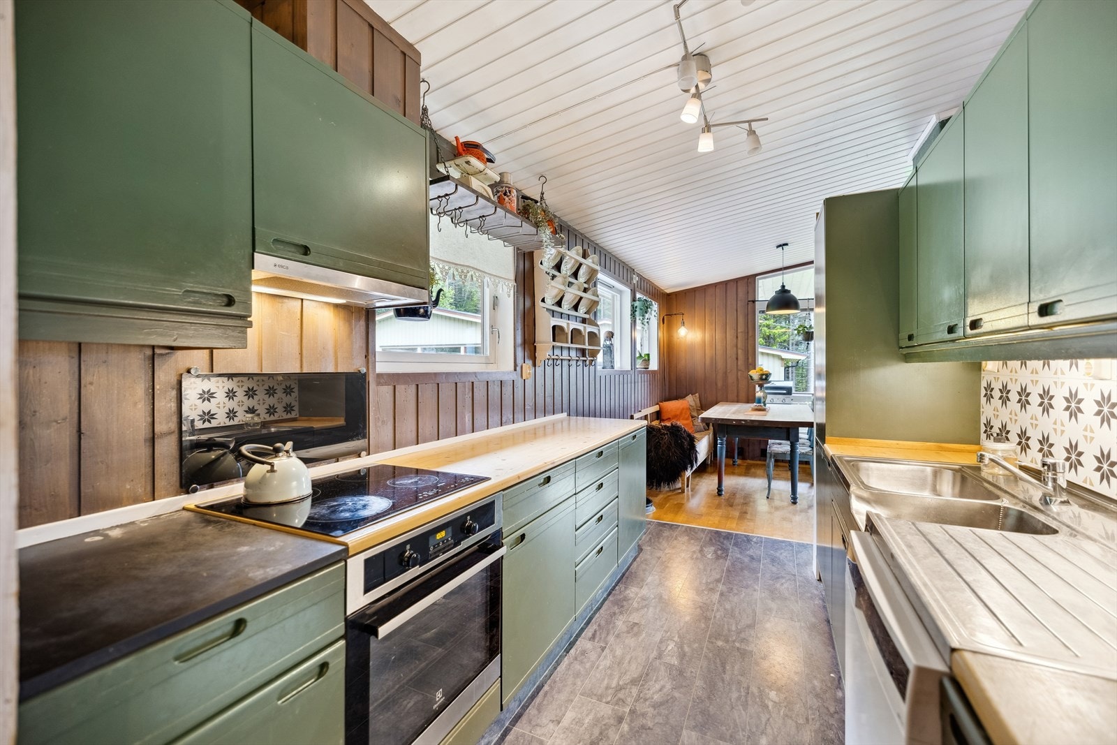 Praktisk kjøkken med god benkeplass, ventilator og opplegg for oppvaskmaskin. Galleribilde