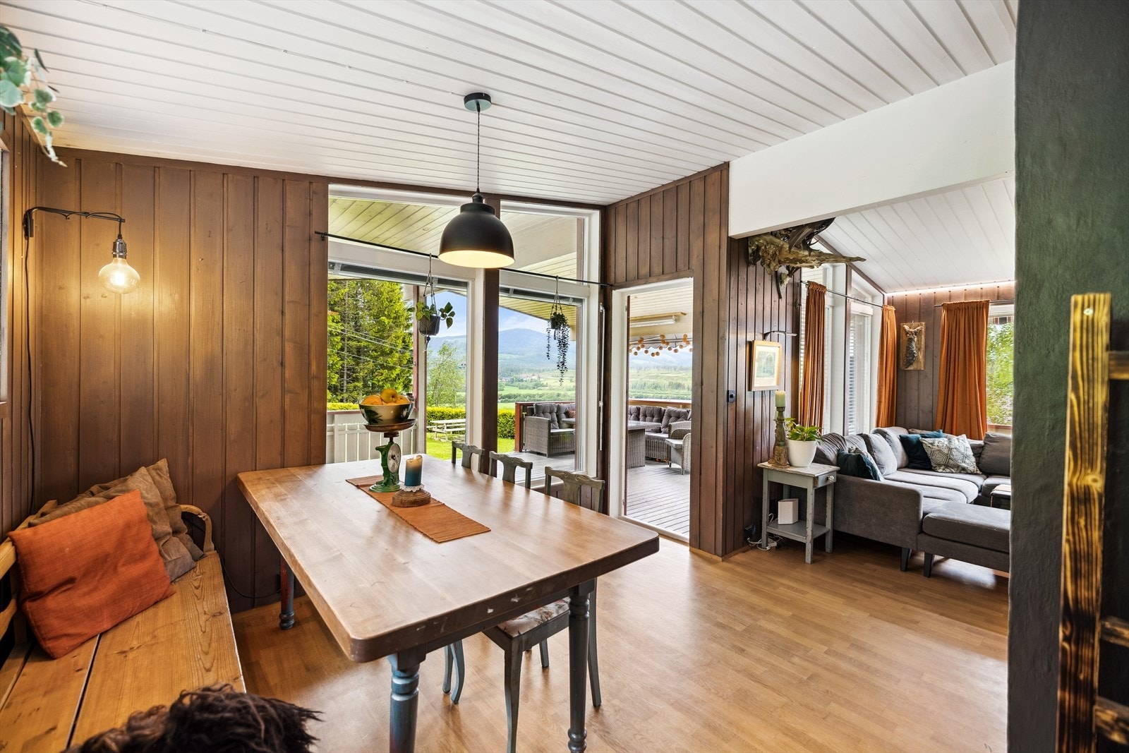 Spisestuen er strategisk plassert mellom kjøkken, stue og terrasse for enkel servering. Galleribilde