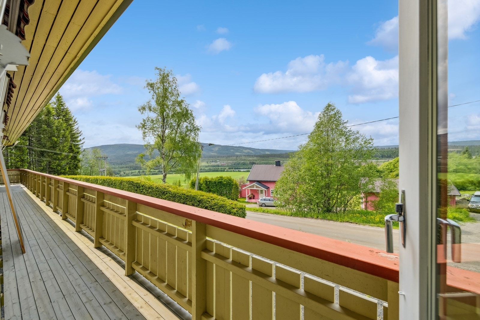 Fra hovedsoverommet kommer du ut til den herlige terrassen med nydelig utsikt Galleribilde