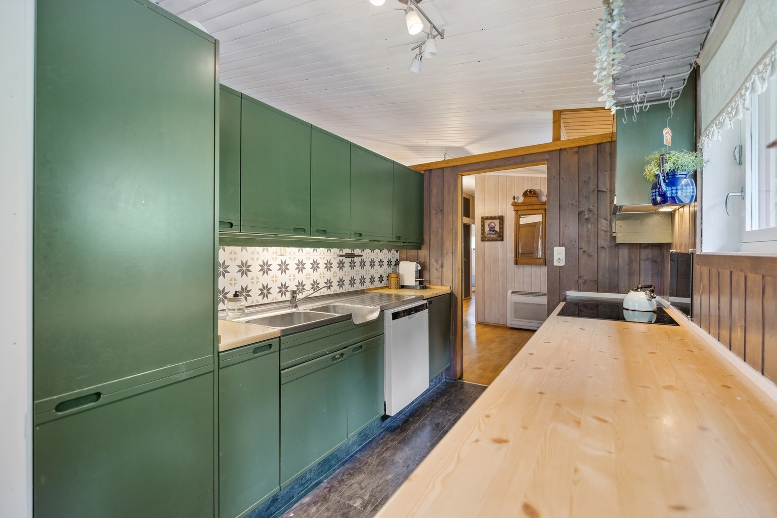 Kjøkken med Norema-innredning, laminerte fronter og integrert induksjonstopp. Galleribilde