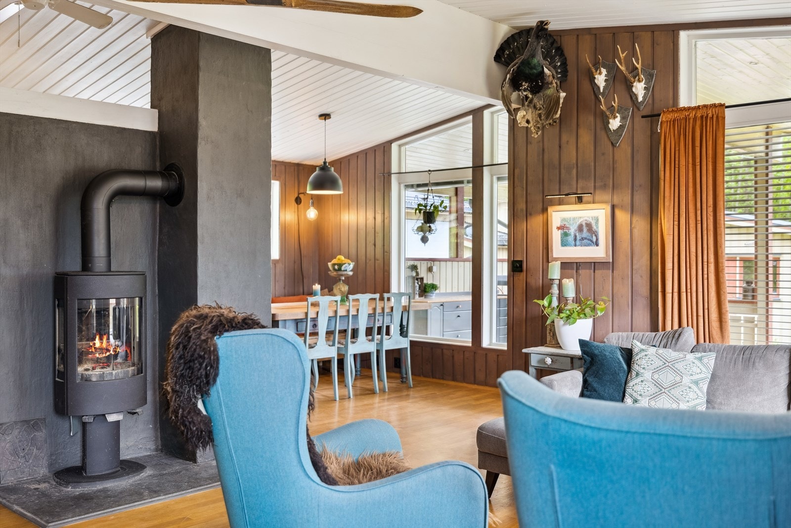 Vedovnen er plassert sentralt i stuen for optimal komfort gjennom året. Galleribilde