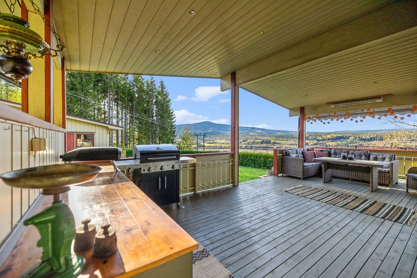 Terrassen gir rikelig plass til både grilling og sosiale sammenkomster utendørs. Galleribilde