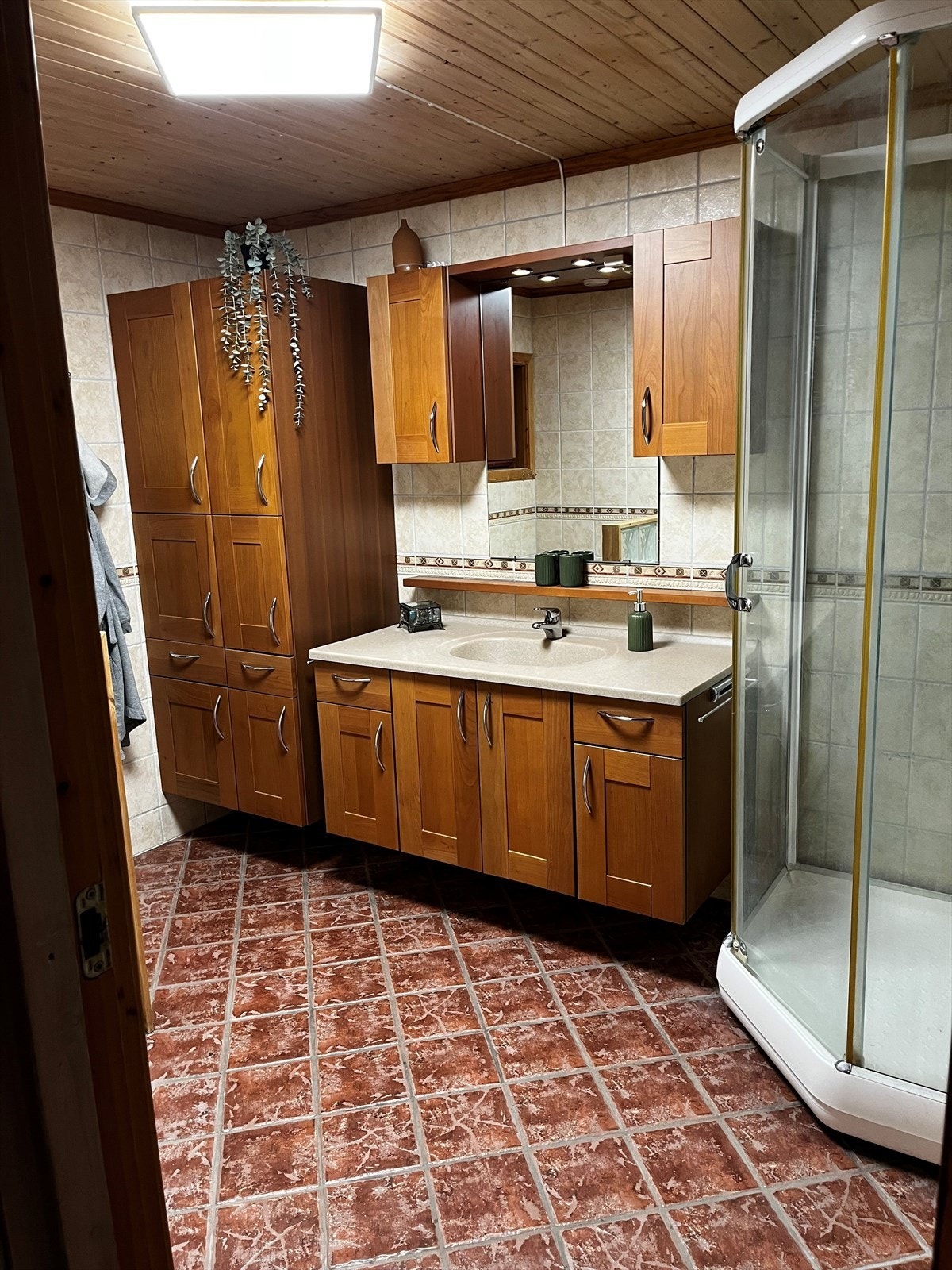 Boligen har to bad. Flott flislagt bad i husets 1. etg. Galleribilde