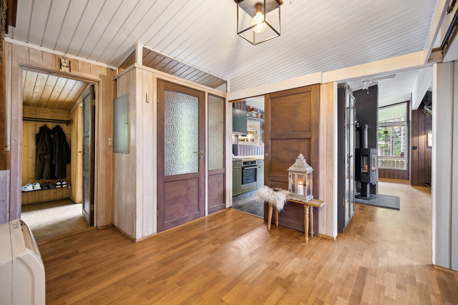 Fra vindfanget kommer man inn i en romslig gang med heltre innerdører og parkett, som leder videre til boligens oppholdsrom. Galleribilde