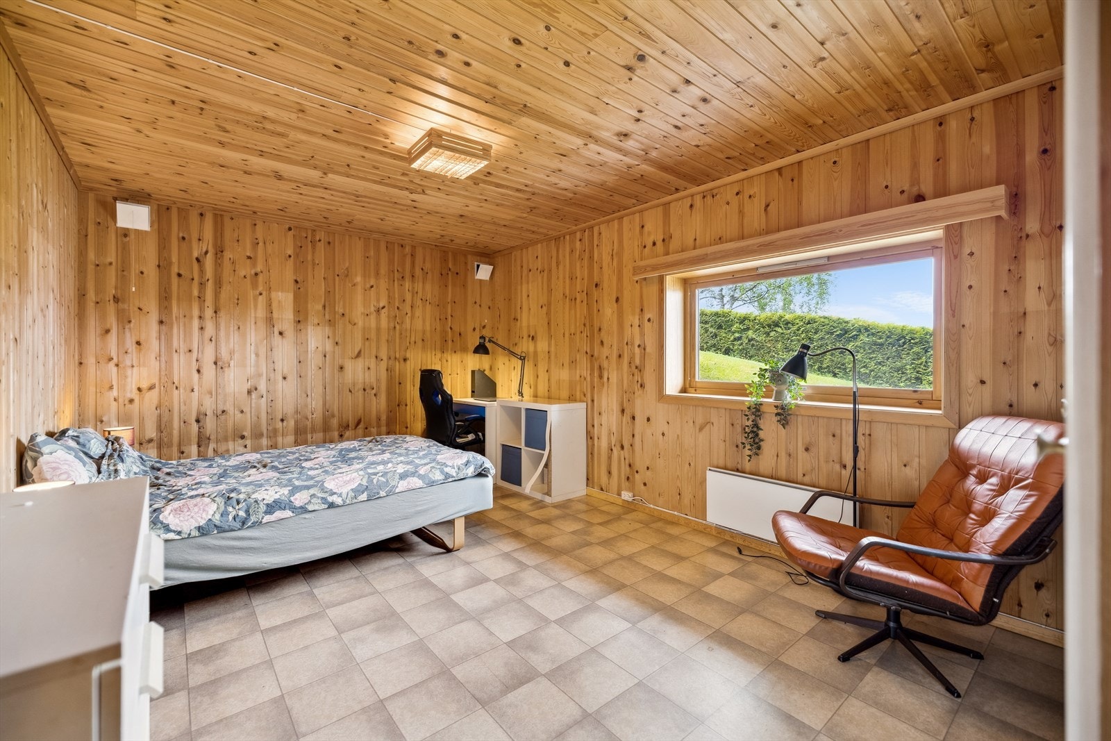 Romslig soverom med god plass til både seng, garderobeskap og skrivepult. Galleribilde