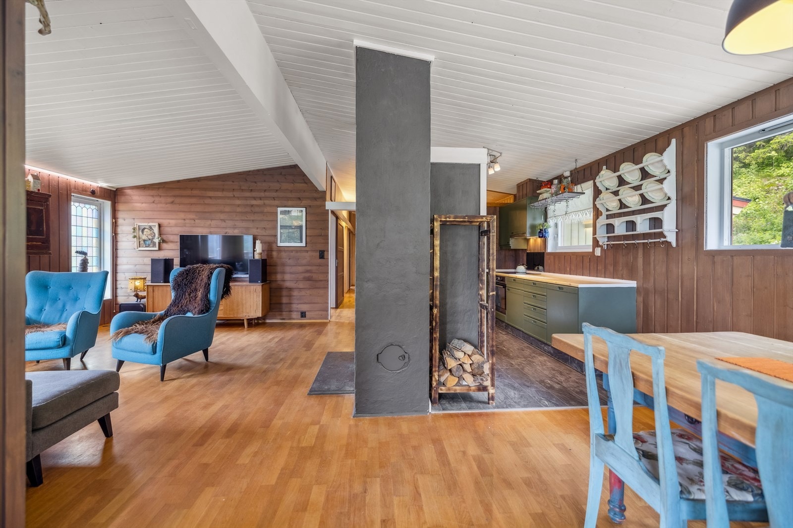 Stue og kjøkken ligger i delvis åpen løsning, som gir gode sosiale soner og naturlig flyt. Galleribilde