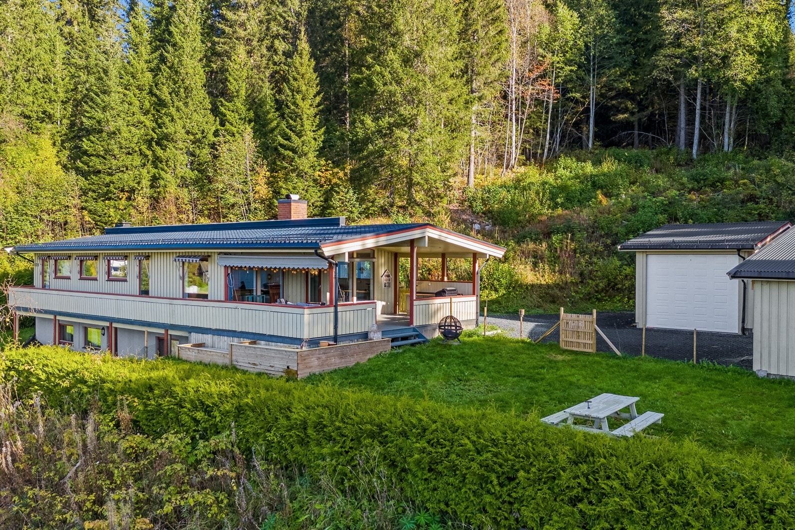 Boligen ligger i et rolig og naturnært boligområde på Rena i Åmot kommune, preget av spredt bebyggelse og landlige omgivelser. Galleribilde