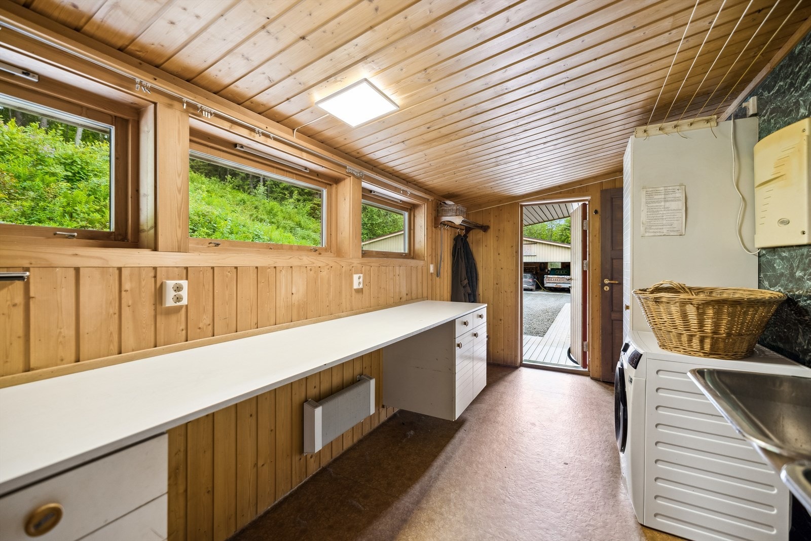 Lang benk gir god arbeidsflate i vaskerommet, og det er direkte tilgang til en praktisk bi-inngang. Galleribilde