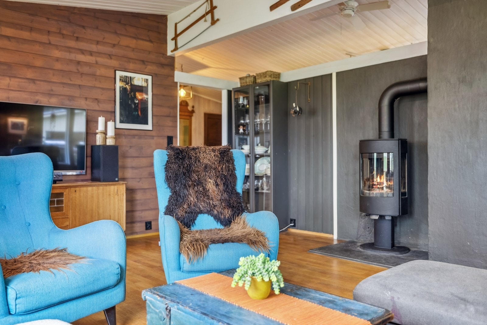 Peisovnen gir ekstra varme på kalde dager. Det er også en varmepumpe som er passert i gangen Galleribilde