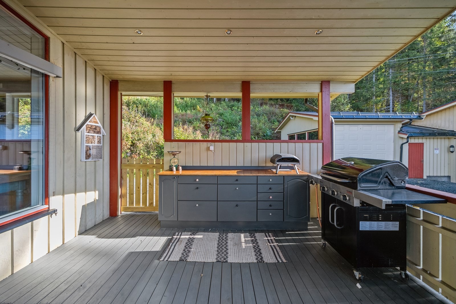 Terrassen har utekjøkkenløsning og downlights i taket for stemning og funksjonalitet. Galleribilde