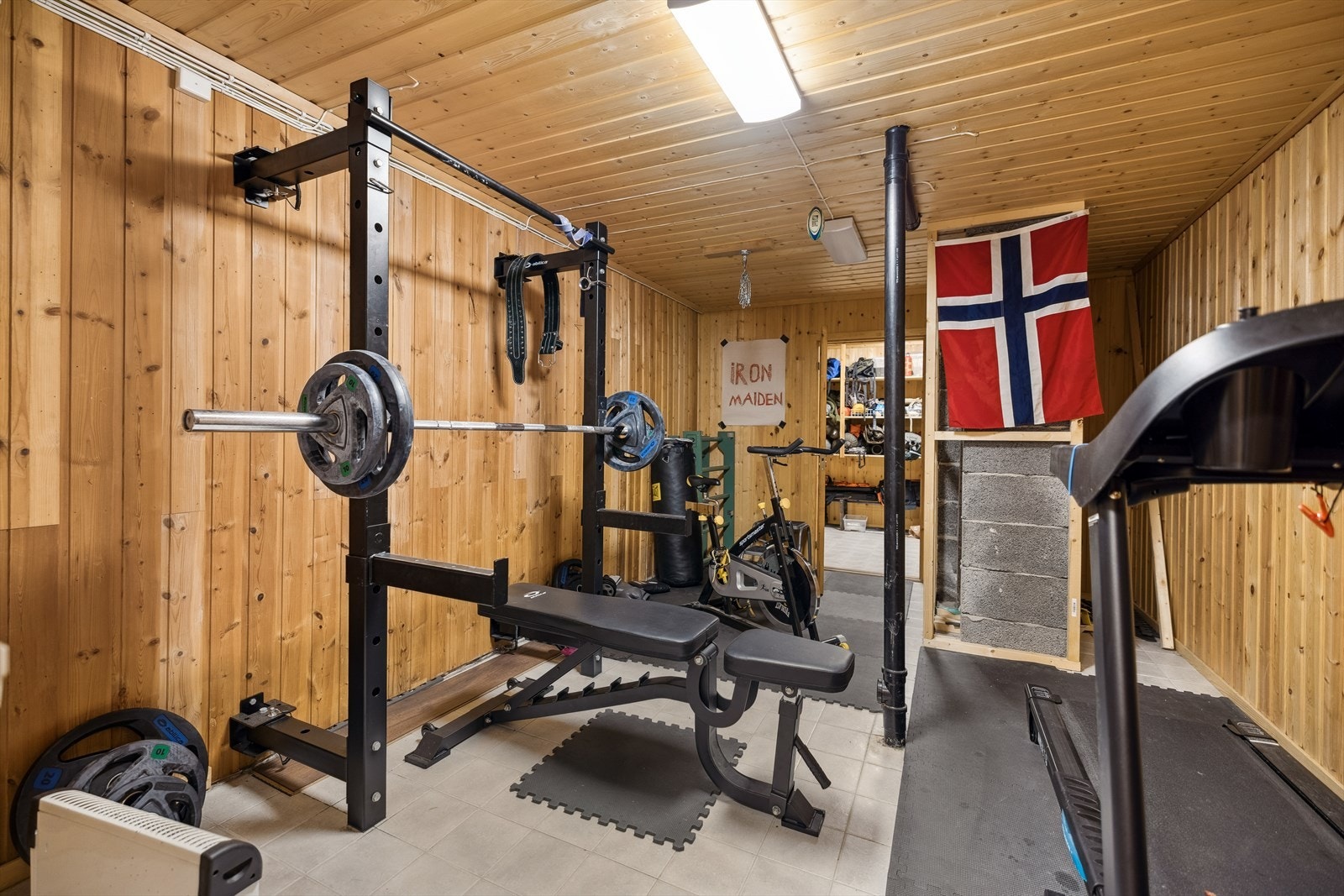 Ekstra rom i kjeller egner seg perfekt som treningsrom eller hobbyverksted. Galleribilde