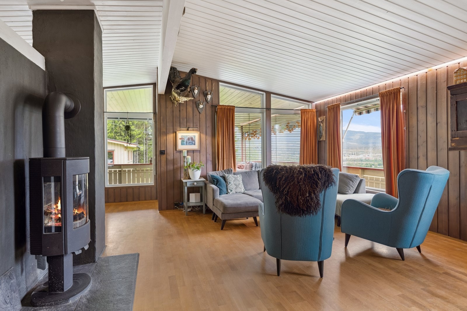 Stuen preges av skråtak og store vindusflater, som gir en romslig og luftig følelse. Galleribilde