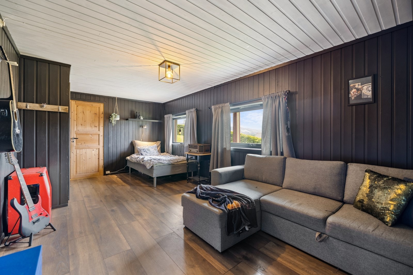 Et stort soverom i sokkeletasjen som også kan passe utmerket som hobbyrom, kontor eller en ekstra stue. Galleribilde